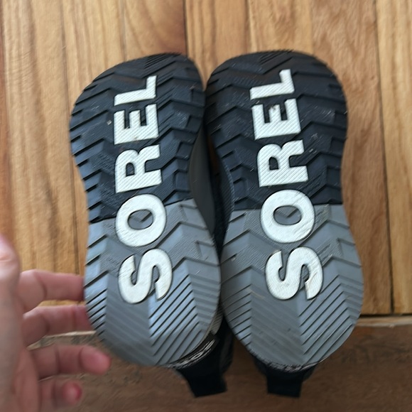 Final sale- Sorel snow boots in gently used condition size 9 - Picture 6 of 10
